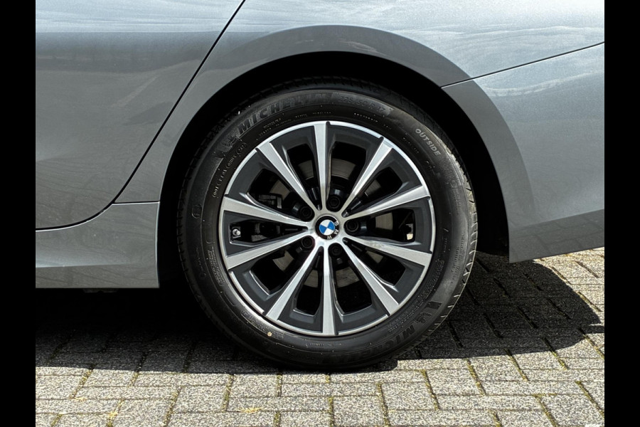 BMW 3 Serie Sedan 318i Automaat / Navigatiesysteem / Stoelverwarming / Parkeersensoren achter / Active Guard Plus / Shadow Line / Live Cockpit Plus / Cruise Control / DAB / Connected Package Professional