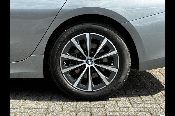 BMW 3 Serie Sedan 318i Automaat / Navigatiesysteem / Stoelverwarming / Parkeersensoren achter / Active Guard Plus / Shadow Line / Live Cockpit Plus / Cruise Control / DAB / Connected Package Professional