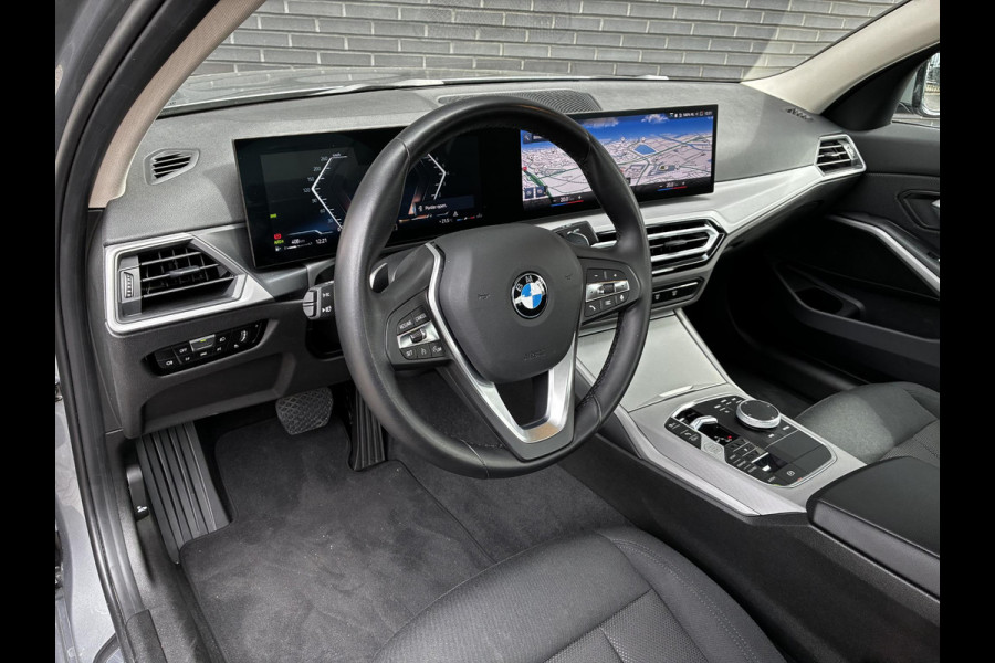 BMW 3 Serie Sedan 318i Automaat / Navigatiesysteem / Stoelverwarming / Parkeersensoren achter / Active Guard Plus / Shadow Line / Live Cockpit Plus / Cruise Control / DAB / Connected Package Professional