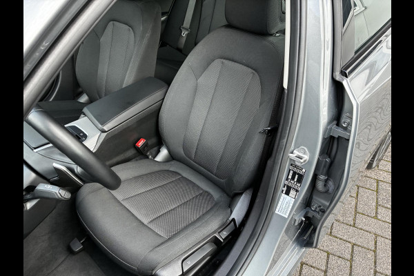 BMW 3 Serie Sedan 318i Automaat / Navigatiesysteem / Stoelverwarming / Parkeersensoren achter / Active Guard Plus / Shadow Line / Live Cockpit Plus / Cruise Control / DAB / Connected Package Professional