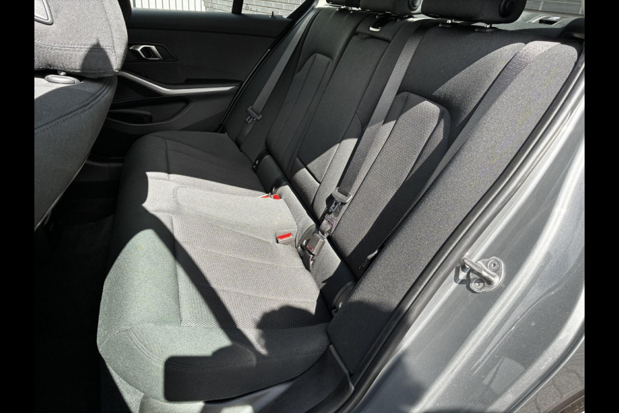 BMW 3 Serie Sedan 318i Automaat / Navigatiesysteem / Stoelverwarming / Parkeersensoren achter / Active Guard Plus / Shadow Line / Live Cockpit Plus / Cruise Control / DAB / Connected Package Professional
