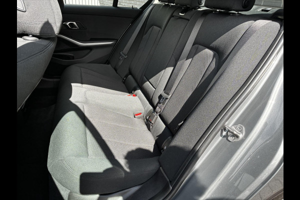 BMW 3 Serie Sedan 318i Automaat / Navigatiesysteem / Stoelverwarming / Parkeersensoren achter / Active Guard Plus / Shadow Line / Live Cockpit Plus / Cruise Control / DAB / Connected Package Professional