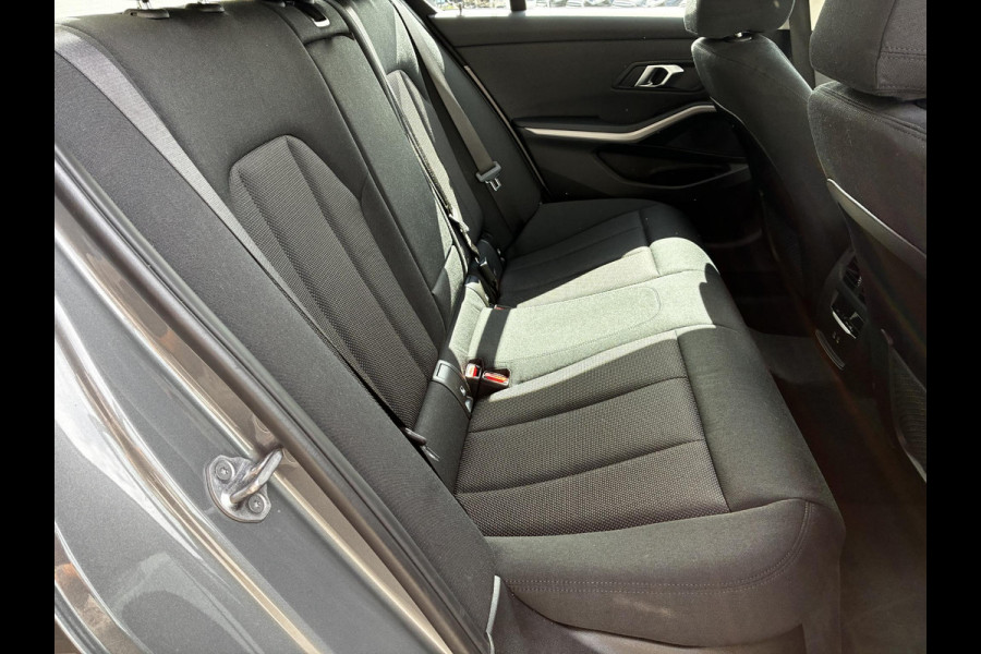 BMW 3 Serie Sedan 318i Automaat / Navigatiesysteem / Stoelverwarming / Parkeersensoren achter / Active Guard Plus / Shadow Line / Live Cockpit Plus / Cruise Control / DAB / Connected Package Professional