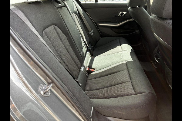 BMW 3 Serie Sedan 318i Automaat / Navigatiesysteem / Stoelverwarming / Parkeersensoren achter / Active Guard Plus / Shadow Line / Live Cockpit Plus / Cruise Control / DAB / Connected Package Professional