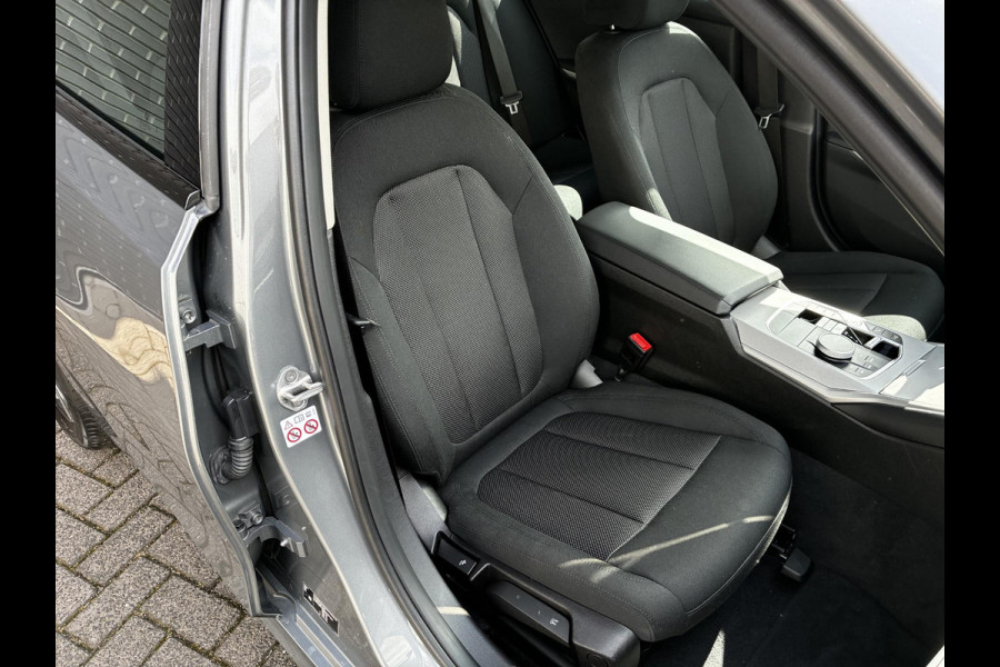 BMW 3 Serie Sedan 318i Automaat / Navigatiesysteem / Stoelverwarming / Parkeersensoren achter / Active Guard Plus / Shadow Line / Live Cockpit Plus / Cruise Control / DAB / Connected Package Professional