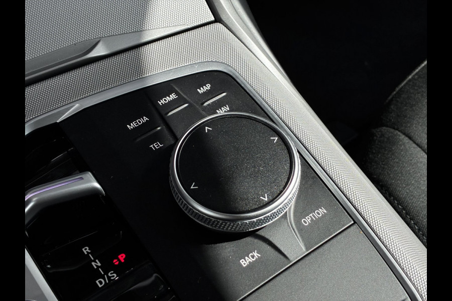 BMW 3 Serie Sedan 318i Automaat / Navigatiesysteem / Stoelverwarming / Parkeersensoren achter / Active Guard Plus / Shadow Line / Live Cockpit Plus / Cruise Control / DAB / Connected Package Professional