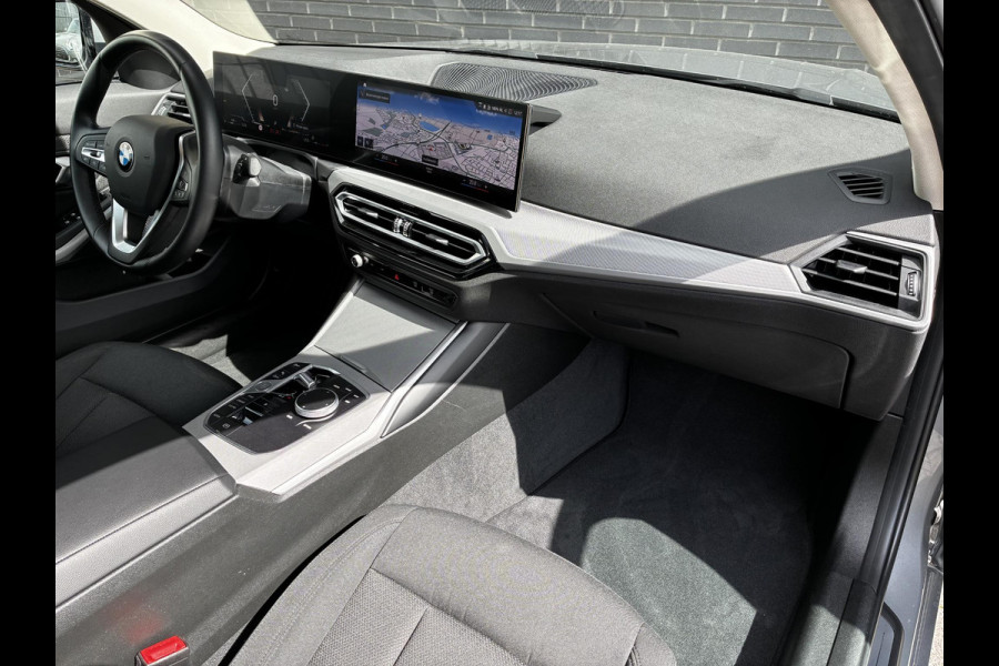 BMW 3 Serie Sedan 318i Automaat / Navigatiesysteem / Stoelverwarming / Parkeersensoren achter / Active Guard Plus / Shadow Line / Live Cockpit Plus / Cruise Control / DAB / Connected Package Professional