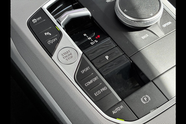 BMW 3 Serie Sedan 318i Automaat / Navigatiesysteem / Stoelverwarming / Parkeersensoren achter / Active Guard Plus / Shadow Line / Live Cockpit Plus / Cruise Control / DAB / Connected Package Professional