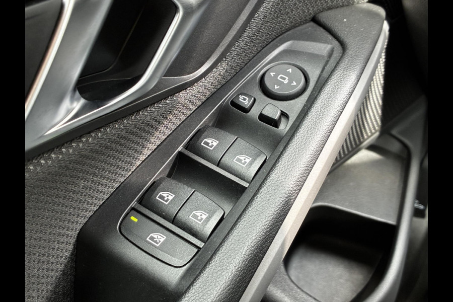 BMW 3 Serie Sedan 318i Automaat / Navigatiesysteem / Stoelverwarming / Parkeersensoren achter / Active Guard Plus / Shadow Line / Live Cockpit Plus / Cruise Control / DAB / Connected Package Professional
