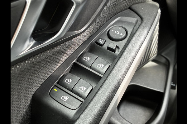 BMW 3 Serie Sedan 318i Automaat / Navigatiesysteem / Stoelverwarming / Parkeersensoren achter / Active Guard Plus / Shadow Line / Live Cockpit Plus / Cruise Control / DAB / Connected Package Professional