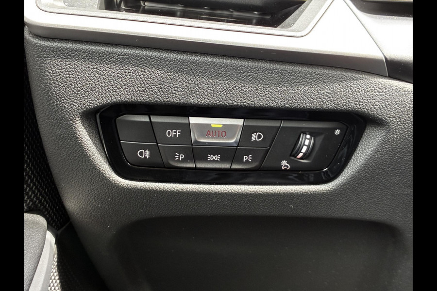 BMW 3 Serie Sedan 318i Automaat / Navigatiesysteem / Stoelverwarming / Parkeersensoren achter / Active Guard Plus / Shadow Line / Live Cockpit Plus / Cruise Control / DAB / Connected Package Professional