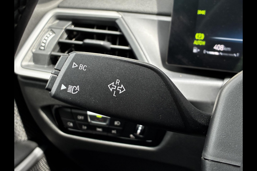 BMW 3 Serie Sedan 318i Automaat / Navigatiesysteem / Stoelverwarming / Parkeersensoren achter / Active Guard Plus / Shadow Line / Live Cockpit Plus / Cruise Control / DAB / Connected Package Professional