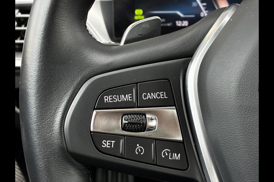 BMW 3 Serie Sedan 318i Automaat / Navigatiesysteem / Stoelverwarming / Parkeersensoren achter / Active Guard Plus / Shadow Line / Live Cockpit Plus / Cruise Control / DAB / Connected Package Professional