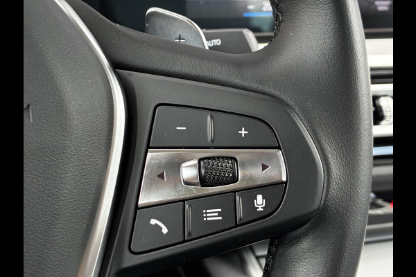 BMW 3 Serie Sedan 318i Automaat / Navigatiesysteem / Stoelverwarming / Parkeersensoren achter / Active Guard Plus / Shadow Line / Live Cockpit Plus / Cruise Control / DAB / Connected Package Professional