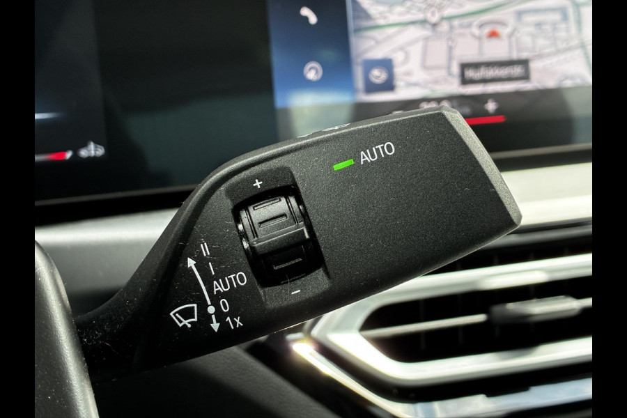 BMW 3 Serie Sedan 318i Automaat / Navigatiesysteem / Stoelverwarming / Parkeersensoren achter / Active Guard Plus / Shadow Line / Live Cockpit Plus / Cruise Control / DAB / Connected Package Professional