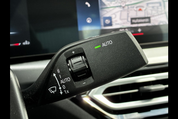 BMW 3 Serie Sedan 318i Automaat / Navigatiesysteem / Stoelverwarming / Parkeersensoren achter / Active Guard Plus / Shadow Line / Live Cockpit Plus / Cruise Control / DAB / Connected Package Professional