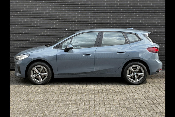BMW 2 Serie Active Tourer 220i Automaat / Live Cockpit Professional / Navigatiesysteem / Cruise Control / Leder / Achteruitrijcamera / DAB / Parkeersensoren voor + achter / LED / Climate Control