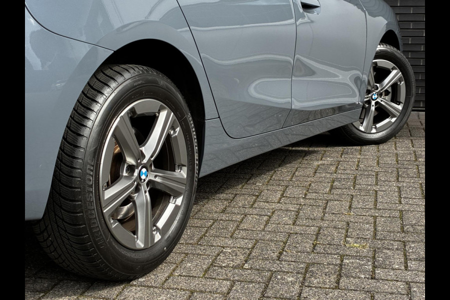 BMW 2 Serie Active Tourer 220i Automaat / Live Cockpit Professional / Navigatiesysteem / Cruise Control / Leder / Achteruitrijcamera / DAB / Parkeersensoren voor + achter / LED / Climate Control