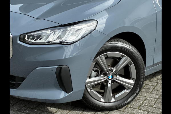BMW 2 Serie Active Tourer 220i Automaat / Live Cockpit Professional / Navigatiesysteem / Cruise Control / Leder / Achteruitrijcamera / DAB / Parkeersensoren voor + achter / LED / Climate Control