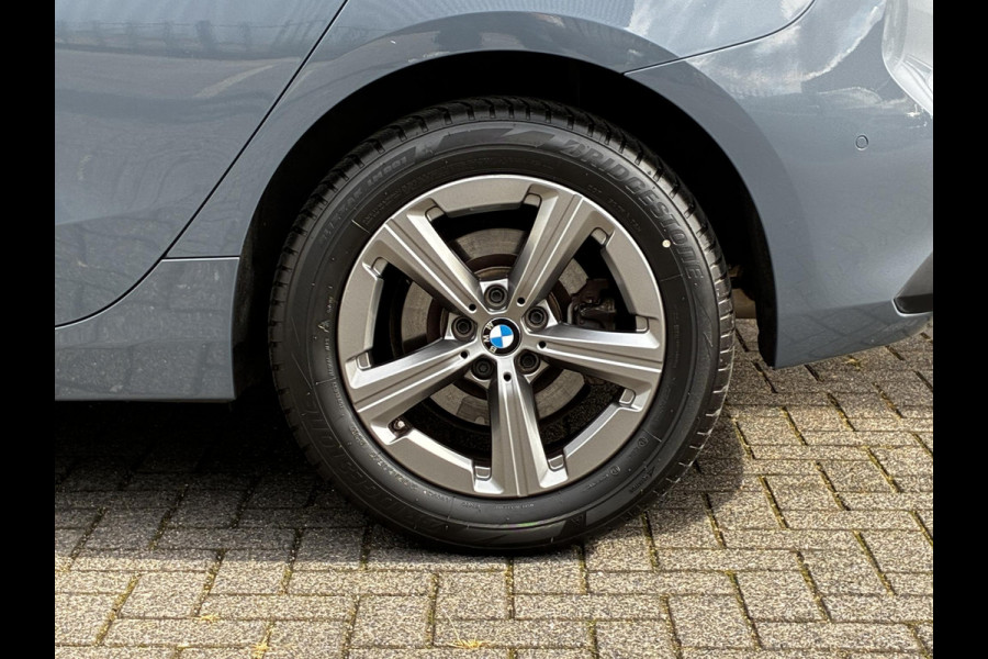 BMW 2 Serie Active Tourer 220i Automaat / Live Cockpit Professional / Navigatiesysteem / Cruise Control / Leder / Achteruitrijcamera / DAB / Parkeersensoren voor + achter / LED / Climate Control
