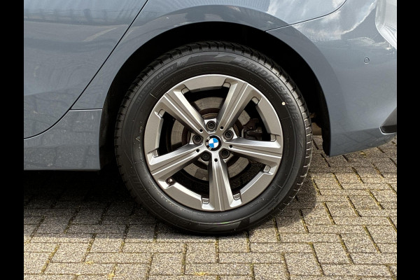 BMW 2 Serie Active Tourer 220i Automaat / Live Cockpit Professional / Navigatiesysteem / Cruise Control / Leder / Achteruitrijcamera / DAB / Parkeersensoren voor + achter / LED / Climate Control