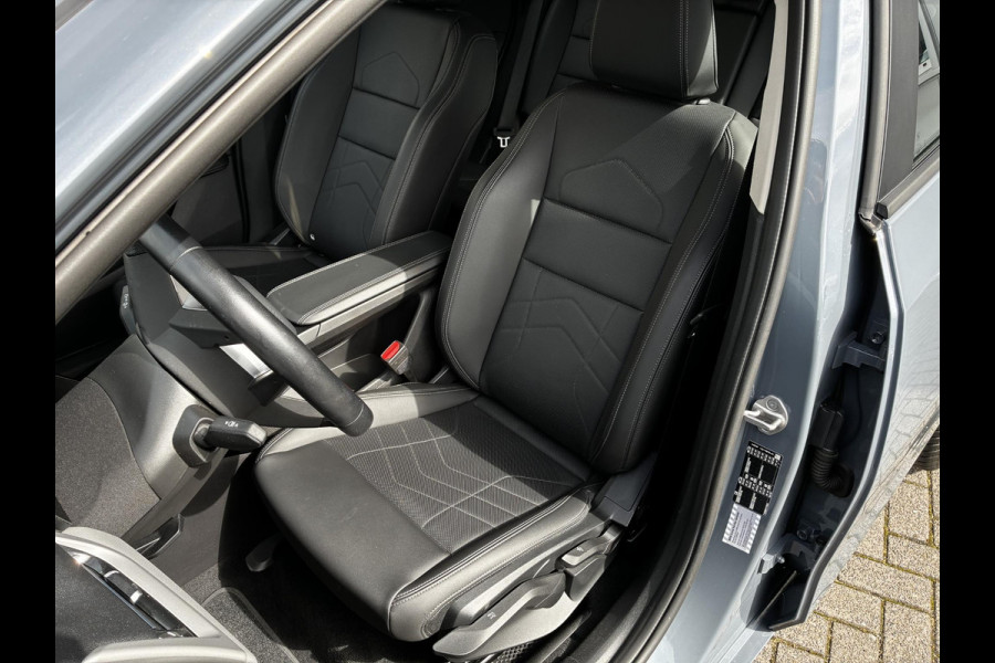 BMW 2 Serie Active Tourer 220i Automaat / Live Cockpit Professional / Navigatiesysteem / Cruise Control / Leder / Achteruitrijcamera / DAB / Parkeersensoren voor + achter / LED / Climate Control