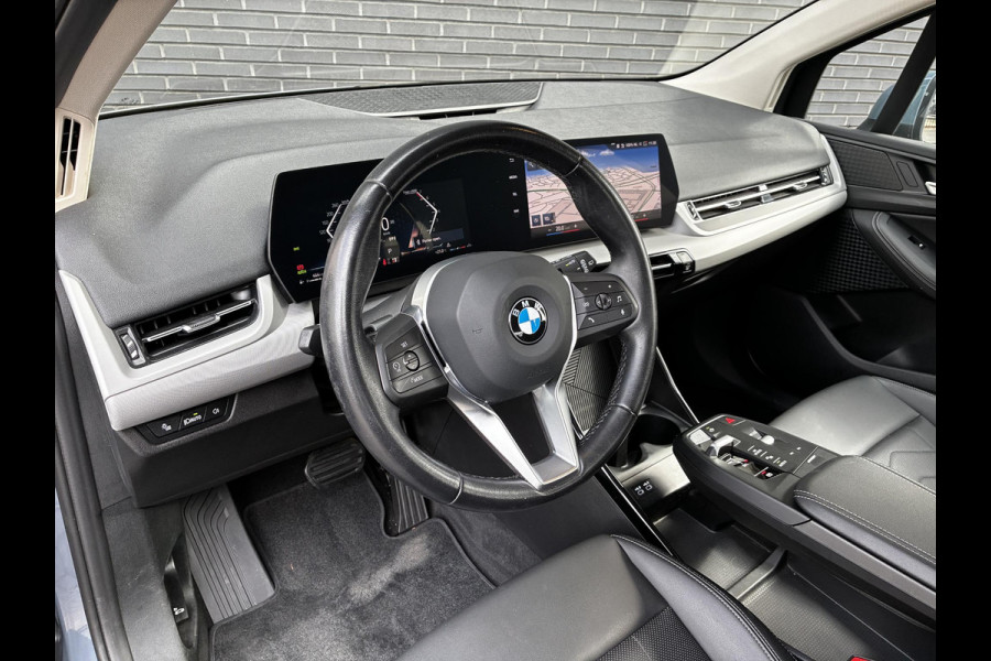 BMW 2 Serie Active Tourer 220i Automaat / Live Cockpit Professional / Navigatiesysteem / Cruise Control / Leder / Achteruitrijcamera / DAB / Parkeersensoren voor + achter / LED / Climate Control