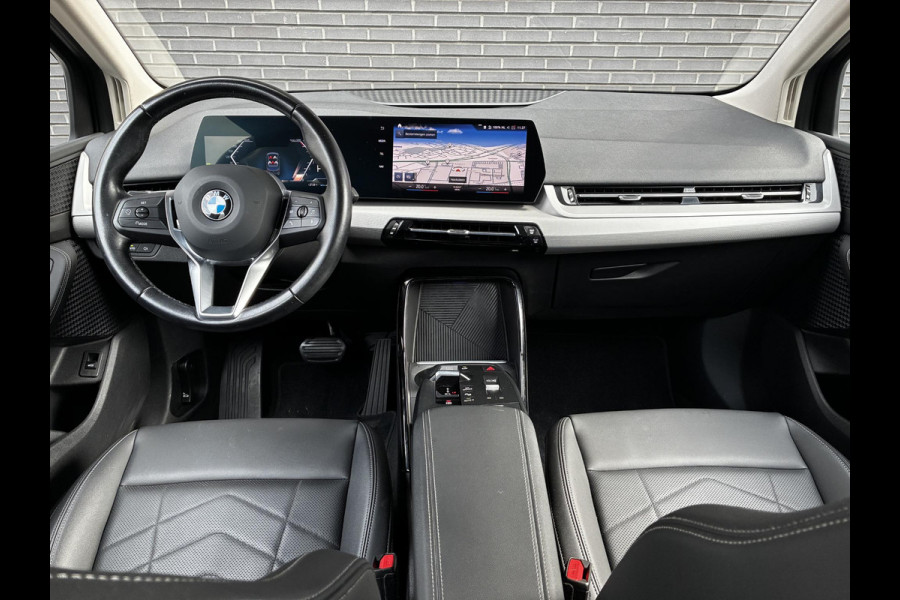 BMW 2 Serie Active Tourer 220i Automaat / Live Cockpit Professional / Navigatiesysteem / Cruise Control / Leder / Achteruitrijcamera / DAB / Parkeersensoren voor + achter / LED / Climate Control