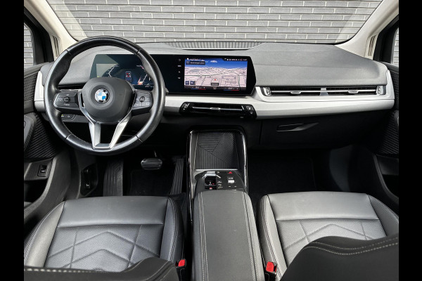 BMW 2 Serie Active Tourer 220i Automaat / Live Cockpit Professional / Navigatiesysteem / Cruise Control / Leder / Achteruitrijcamera / DAB / Parkeersensoren voor + achter / LED / Climate Control