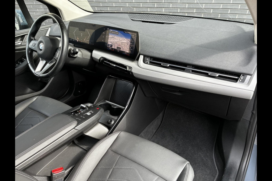 BMW 2 Serie Active Tourer 220i Automaat / Live Cockpit Professional / Navigatiesysteem / Cruise Control / Leder / Achteruitrijcamera / DAB / Parkeersensoren voor + achter / LED / Climate Control