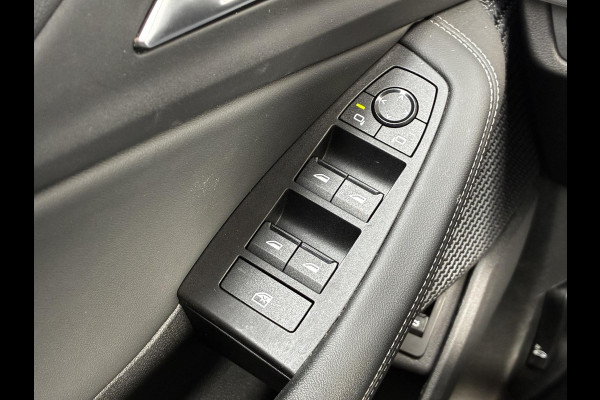 BMW 2 Serie Active Tourer 220i Automaat / Live Cockpit Professional / Navigatiesysteem / Cruise Control / Leder / Achteruitrijcamera / DAB / Parkeersensoren voor + achter / LED / Climate Control