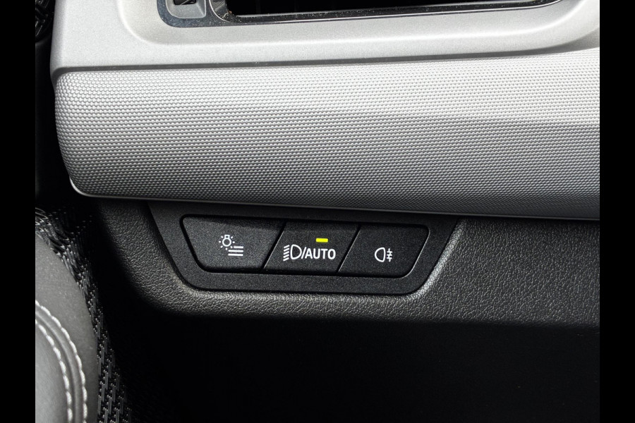 BMW 2 Serie Active Tourer 220i Automaat / Live Cockpit Professional / Navigatiesysteem / Cruise Control / Leder / Achteruitrijcamera / DAB / Parkeersensoren voor + achter / LED / Climate Control