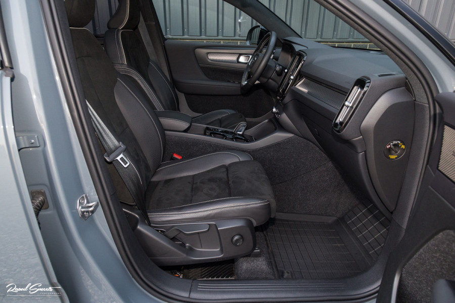 Volvo XC40 1.5 T5 Recharge R-Design | Panorama dak | Zwenkbare trekhaak | Adaptieve cruise | Blis | Harman Kardon |
