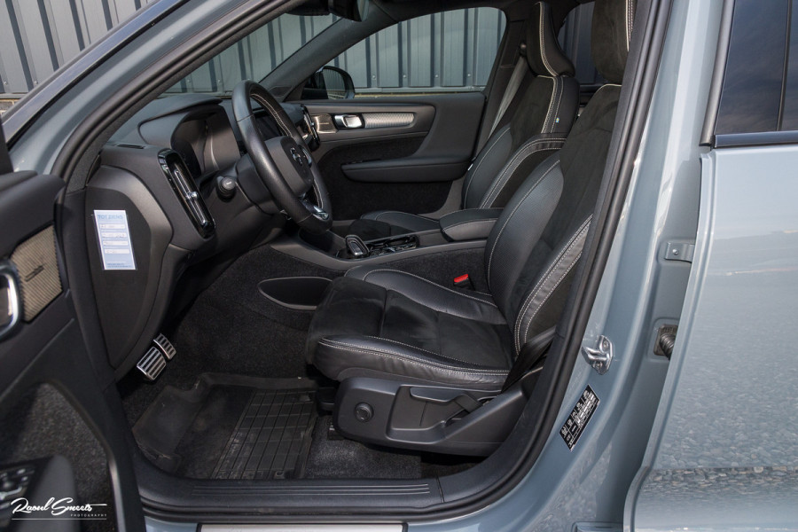 Volvo XC40 1.5 T5 Recharge R-Design | Panorama dak | Zwenkbare trekhaak | Adaptieve cruise | Blis | Harman Kardon |