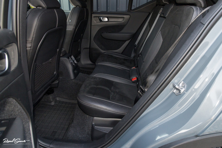 Volvo XC40 1.5 T5 Recharge R-Design | Panorama dak | Zwenkbare trekhaak | Adaptieve cruise | Blis | Harman Kardon |