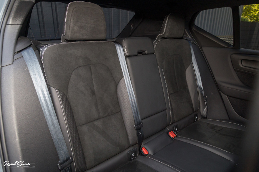 Volvo XC40 1.5 T5 Recharge R-Design | Panorama dak | Zwenkbare trekhaak | Adaptieve cruise | Blis | Harman Kardon |