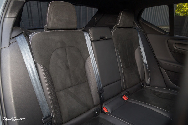 Volvo XC40 1.5 T5 Recharge R-Design | Panorama dak | Zwenkbare trekhaak | Adaptieve cruise | Blis | Harman Kardon |