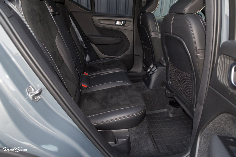 Volvo XC40 1.5 T5 Recharge R-Design | Panorama dak | Zwenkbare trekhaak | Adaptieve cruise | Blis | Harman Kardon |