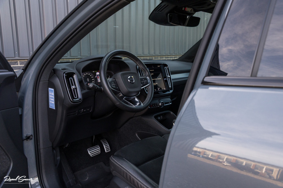 Volvo XC40 1.5 T5 Recharge R-Design | Panorama dak | Zwenkbare trekhaak | Adaptieve cruise | Blis | Harman Kardon |