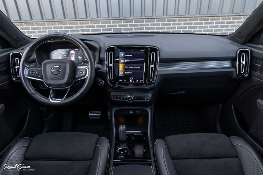 Volvo XC40 1.5 T5 Recharge R-Design | Panorama dak | Zwenkbare trekhaak | Adaptieve cruise | Blis | Harman Kardon |
