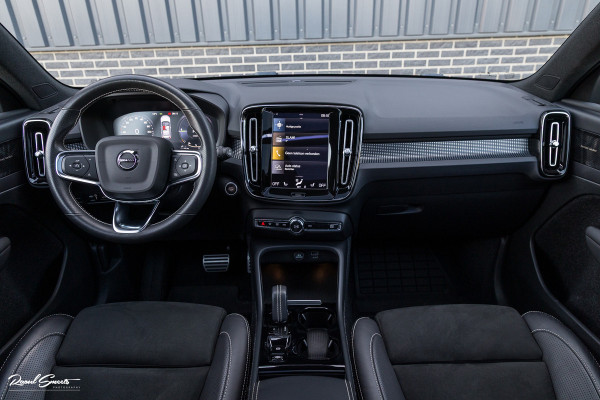 Volvo XC40 1.5 T5 Recharge R-Design | Panorama dak | Zwenkbare trekhaak | Adaptieve cruise | Blis | Harman Kardon |