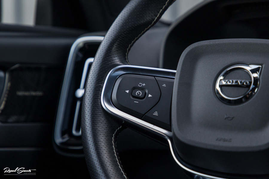 Volvo XC40 1.5 T5 Recharge R-Design | Panorama dak | Zwenkbare trekhaak | Adaptieve cruise | Blis | Harman Kardon |