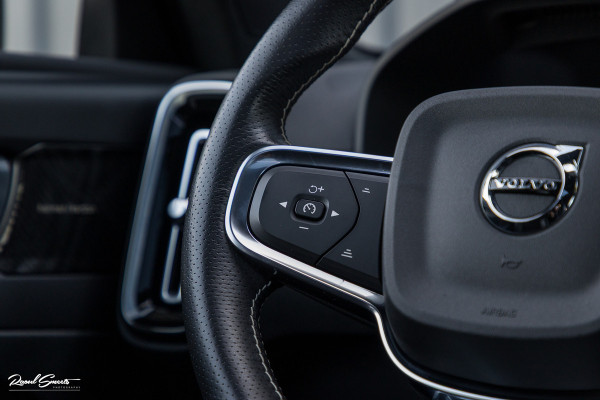 Volvo XC40 1.5 T5 Recharge R-Design | Panorama dak | Zwenkbare trekhaak | Adaptieve cruise | Blis | Harman Kardon |