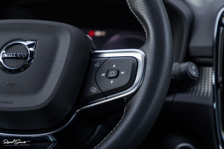 Volvo XC40 1.5 T5 Recharge R-Design | Panorama dak | Zwenkbare trekhaak | Adaptieve cruise | Blis | Harman Kardon |