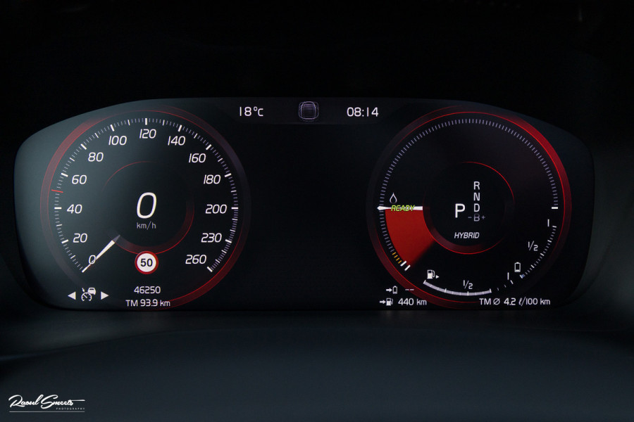 Volvo XC40 1.5 T5 Recharge R-Design | Panorama dak | Zwenkbare trekhaak | Adaptieve cruise | Blis | Harman Kardon |
