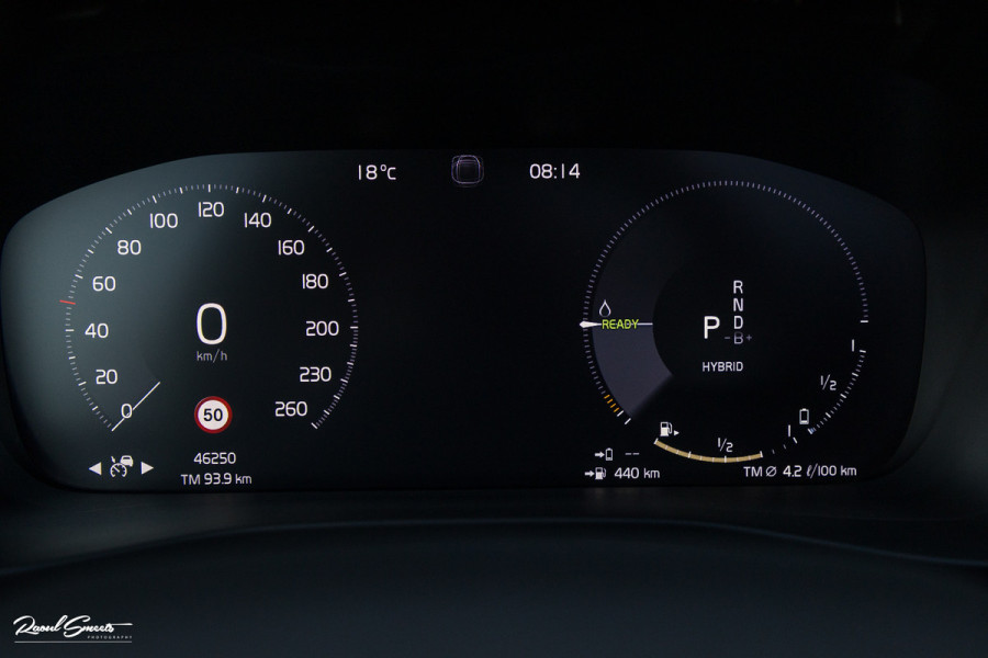 Volvo XC40 1.5 T5 Recharge R-Design | Panorama dak | Zwenkbare trekhaak | Adaptieve cruise | Blis | Harman Kardon |
