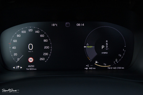 Volvo XC40 1.5 T5 Recharge R-Design | Panorama dak | Zwenkbare trekhaak | Adaptieve cruise | Blis | Harman Kardon |
