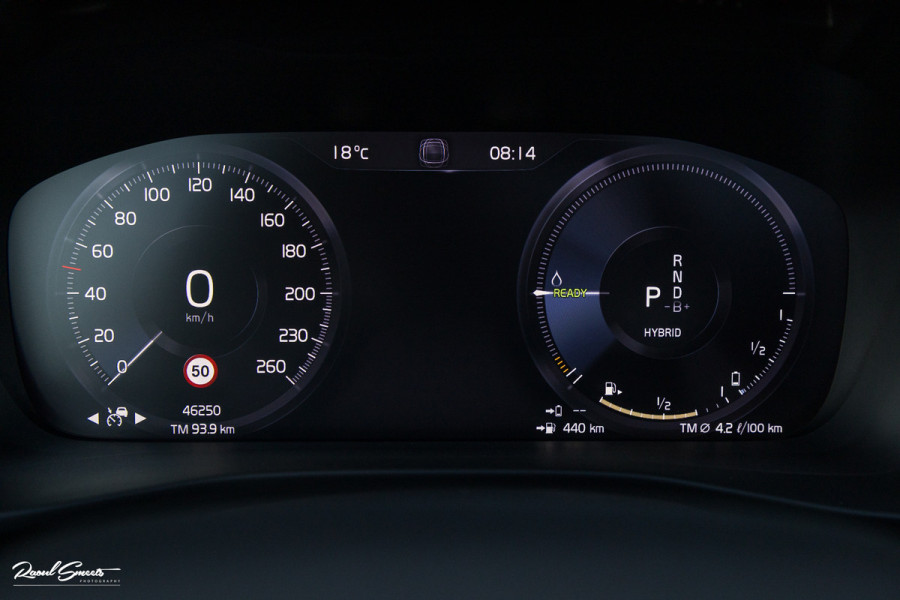 Volvo XC40 1.5 T5 Recharge R-Design | Panorama dak | Zwenkbare trekhaak | Adaptieve cruise | Blis | Harman Kardon |