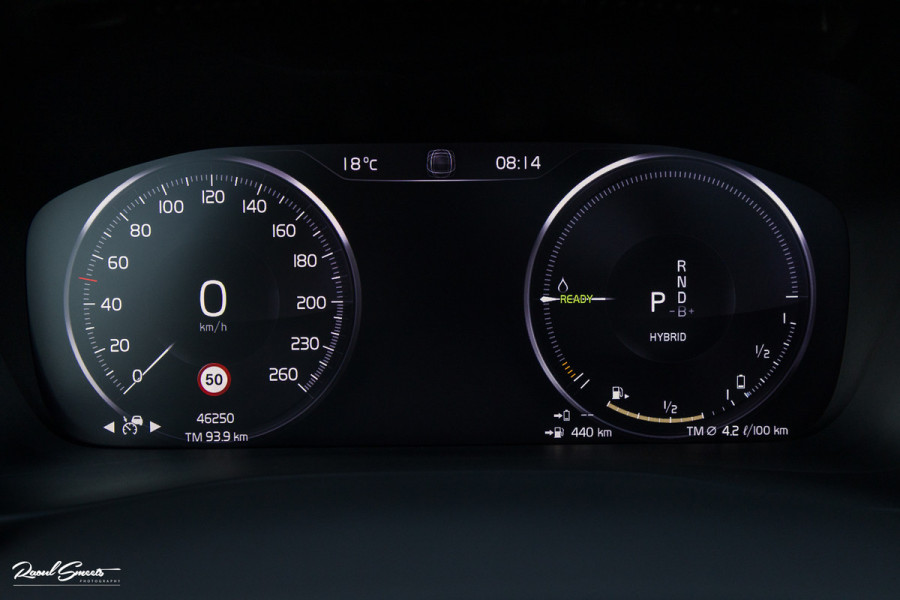 Volvo XC40 1.5 T5 Recharge R-Design | Panorama dak | Zwenkbare trekhaak | Adaptieve cruise | Blis | Harman Kardon |