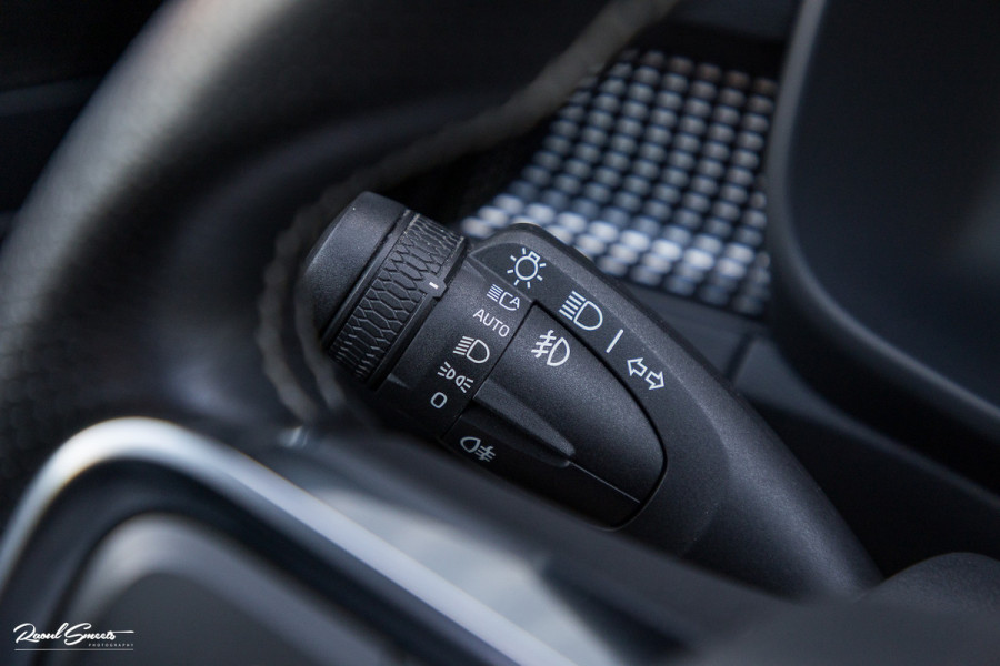 Volvo XC40 1.5 T5 Recharge R-Design | Panorama dak | Zwenkbare trekhaak | Adaptieve cruise | Blis | Harman Kardon |